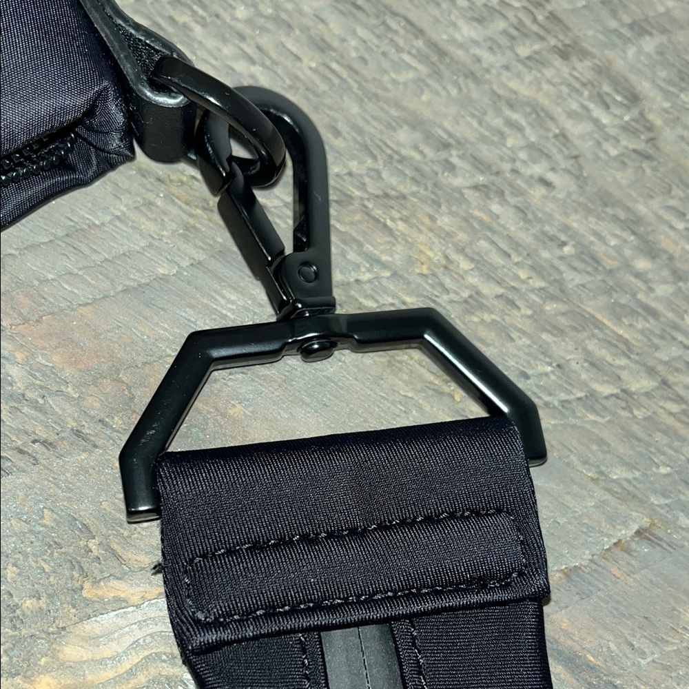 Kenneth Cole New York Vesey Crossbody Black - NWOT - Picture 13 of 13